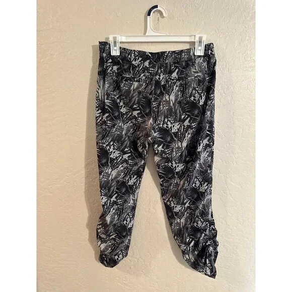 Y Athleta Ruched Hem Black & White Tropical Print Athletic Leggings - Picture 9 of 12